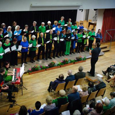 26.10.2024 Jubiläumkonzert - Saal mit Chor und Band